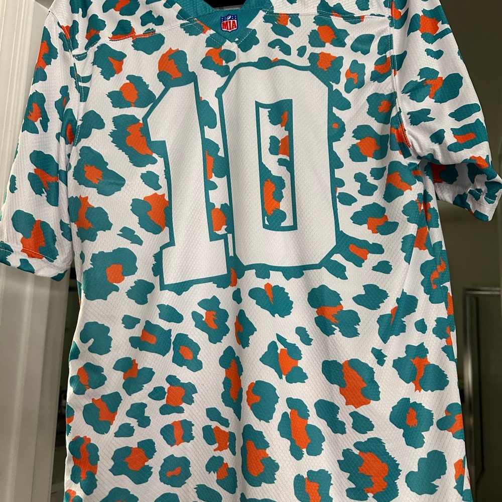 Miami Dolphins Jersey. Tyreek Hill #10 Fits like a M. Never worn.